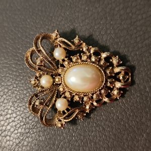 Victorian style brooch with faux pearls (f9)